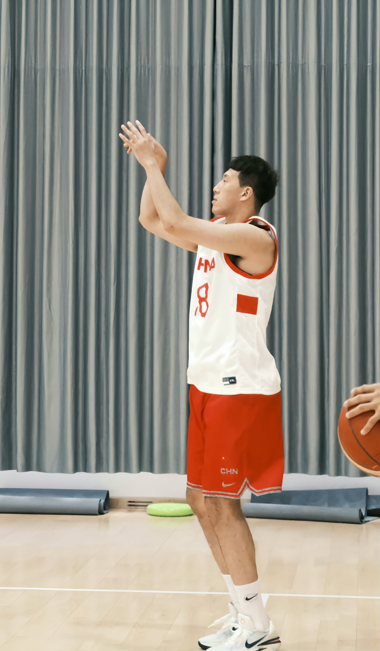 爱游戏娱乐-包含深圳男篮训练开放日，今夜门线救险引欢呼，葡超在即，团队化学反应显著的词条